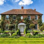 Manor House Farm em Holybourne possui quatro acres de jardins - e foi originalmente listada por £ 3,95 milhões