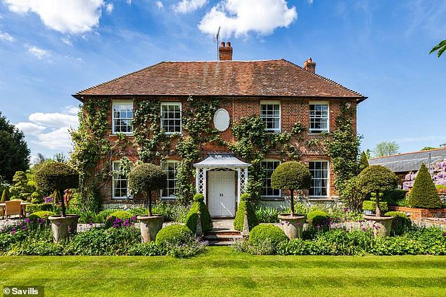 Manor House Farm em Holybourne possui quatro acres de jardins - e foi originalmente listada por £ 3,95 milhões