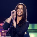 Alanis Morissette revelou que confia na TRH para controlar os sintomas da menopausa, ao compartilhar sua visão sobre como envelhecer na indústria