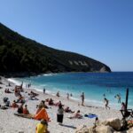 Albaneses protestam contra plano de Kushner para resort de luxo na Ilha Sazan