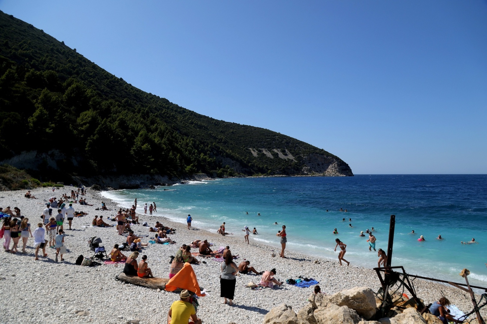 Albaneses protestam contra plano de Kushner para resort de luxo na Ilha Sazan