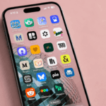 Aplicativo retrô na tela de um smartphone em um smartphone deitado sobre uma mesa de azulejos