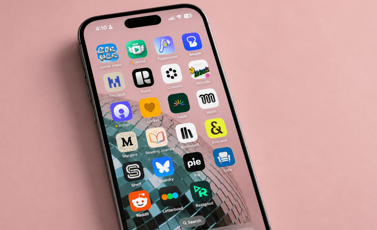 Aplicativo retrô na tela de um smartphone em um smartphone deitado sobre uma mesa de azulejos
