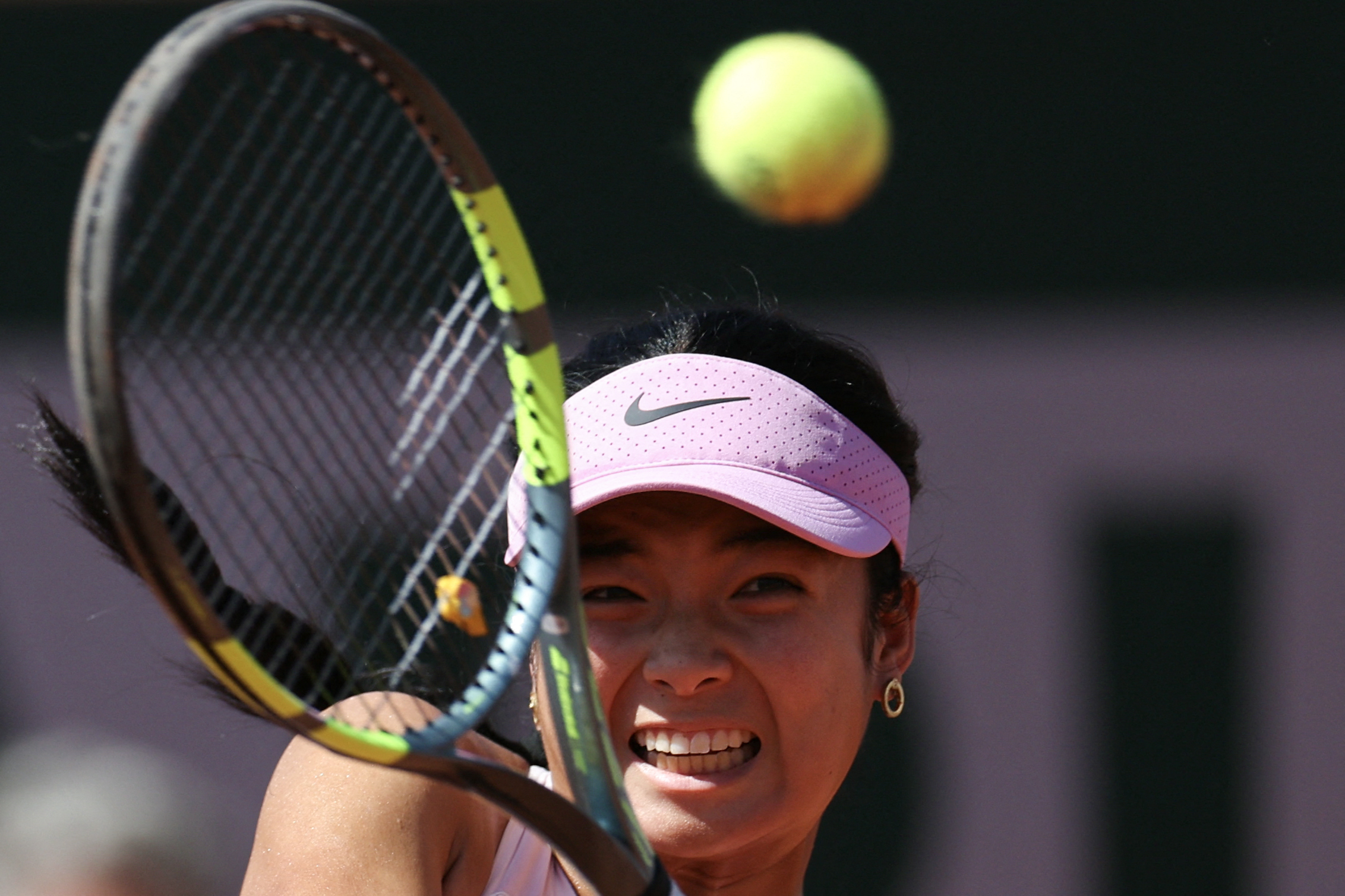 Alex Eala ultrapassou Priscilla Hon por 6-0, 6-2, para abrir sua campanha de simples no WTA 125 Birmingham Open na terça-feira.