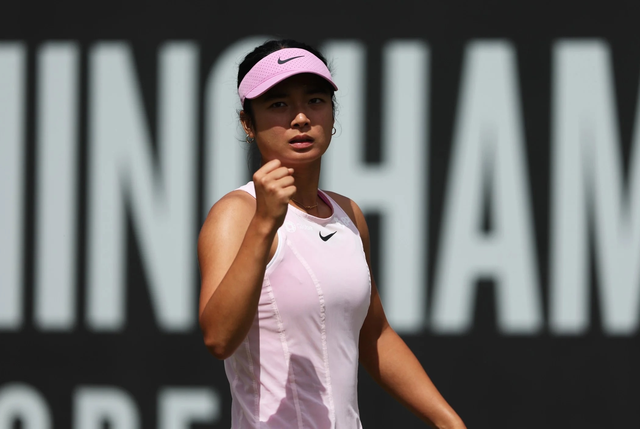 Alex Eala supera Alina Charaeva para chegar às quartas de final de Birmingham