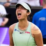 Alex Eala comemora após partida no Aberto de Berlim. Ela venceu Elena Rybakina e Elina Svitolina para chegar às semifinais