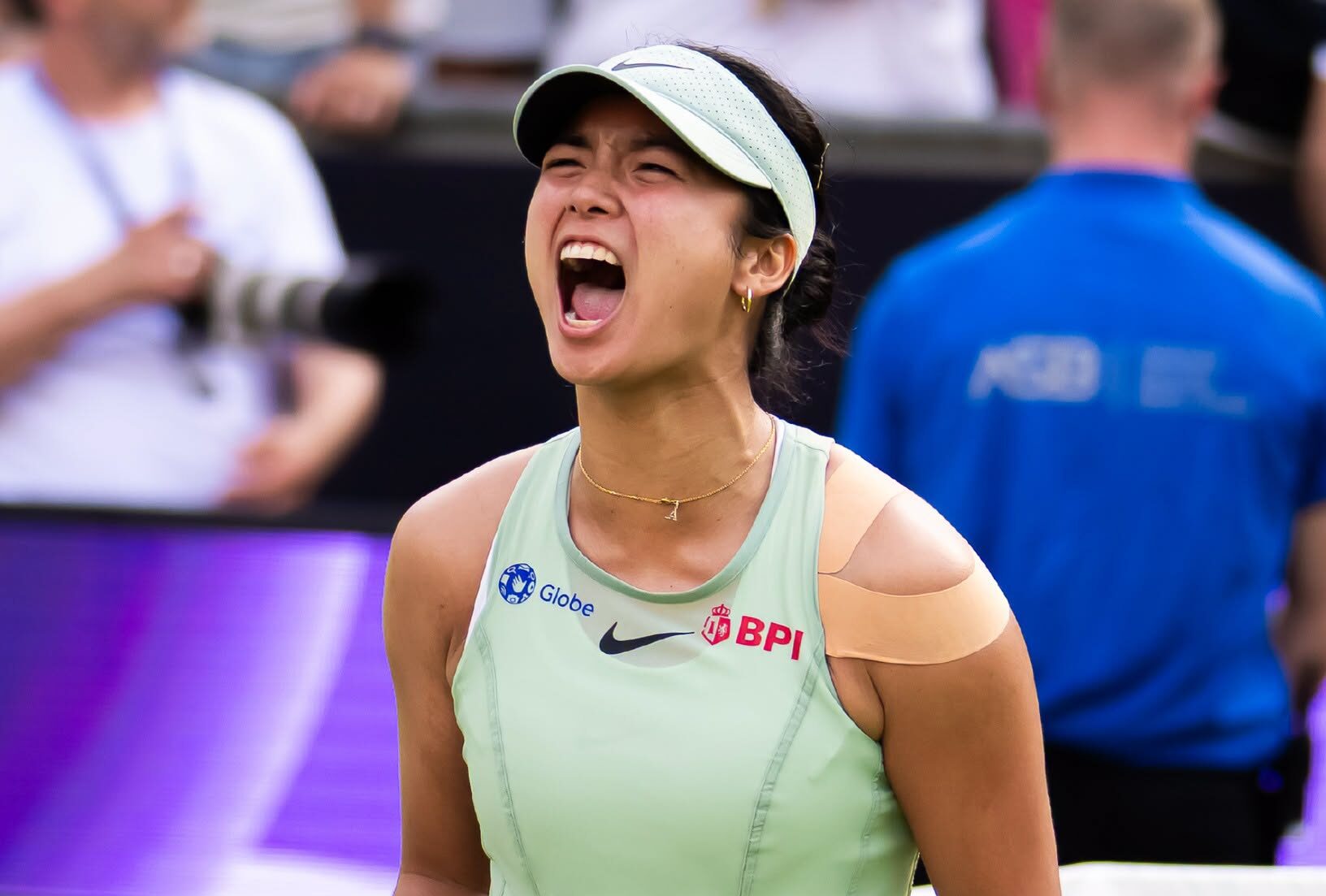 Alex Eala comemora após partida no Aberto de Berlim. Ela venceu Elena Rybakina e Elina Svitolina para chegar às semifinais