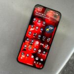 Dois smartphones Google Pixel em uma superfície, mostrando a mesma tela com tons de cores frios e quentes.