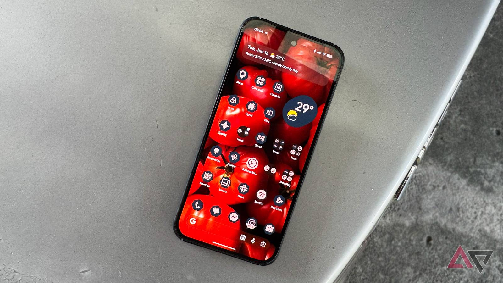 Dois smartphones Google Pixel em uma superfície, mostrando a mesma tela com tons de cores frios e quentes.