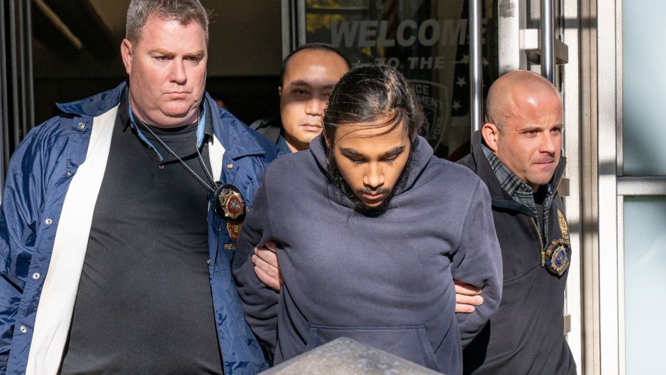 Aluno do ensino médio pega mais de 5 anos de prisão por atear fogo em sem-teto no metrô de Nova York