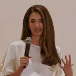 Amal Clooney falou sobre a desvantagem de se casar com uma das maiores estrelas de Hollywood, George Clooney, em um evento Cartier Dialogues em Bangkok, em 9 de junho.