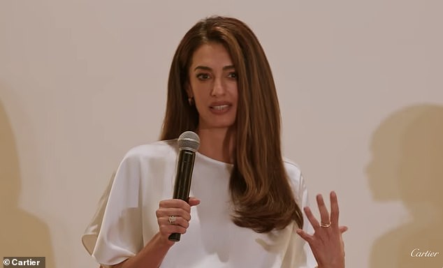 Amal Clooney falou sobre a desvantagem de se casar com uma das maiores estrelas de Hollywood, George Clooney, em um evento Cartier Dialogues em Bangkok, em 9 de junho.