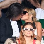 Amanda Holden e seu marido Chris Hughes fizeram uma exibição muito amorosa ao se beijarem nas arquibancadas no primeiro dia de Wimbledon, na segunda-feira.