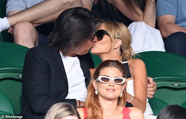 Amanda Holden e seu marido Chris Hughes fizeram uma exibição muito amorosa ao se beijarem nas arquibancadas no primeiro dia de Wimbledon, na segunda-feira.