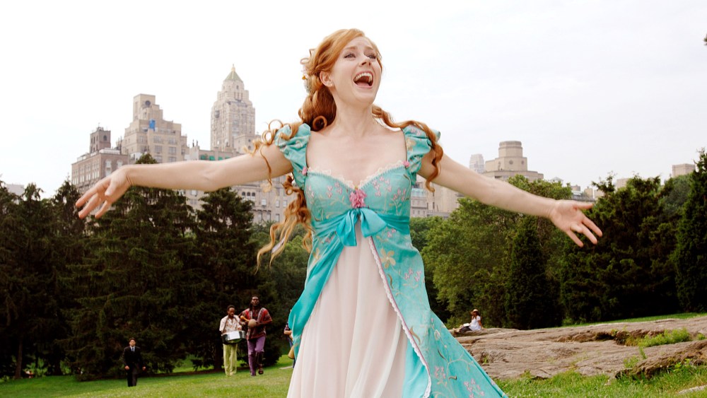Amy Adams encerrou uma ideia de esboço ‘gráfico’ enquanto apresentava ‘SNL’ para proteger ‘garotas que estavam assistindo “Enchanted”’