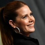 Amy Adams se lembra de salvar um homem em Los Angeles depois que ele foi esfaqueado no pescoço: 'Eles estavam gritando que ele está morrendo!' | Vídeo
