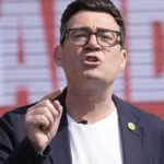 Andy Burnham faz um discurso no lançamento de sua campanha como candidato trabalhista para a eleição suplementar de Makerfield em 22 de maio de 2026