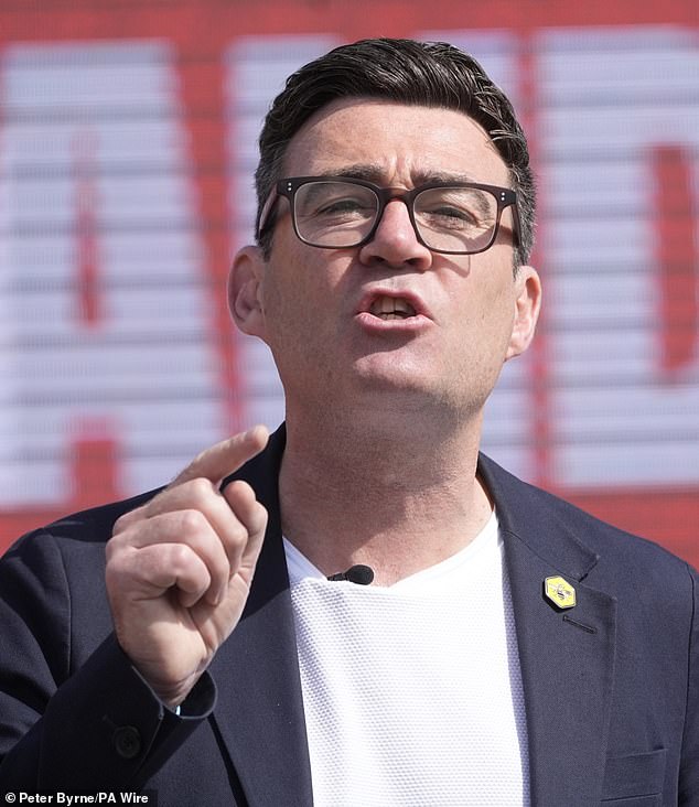 Andy Burnham faz um discurso no lançamento de sua campanha como candidato trabalhista para a eleição suplementar de Makerfield em 22 de maio de 2026