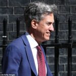 O chefe de um dos maiores sindicatos da Grã-Bretanha pediu a Andy Burnham que não nomeasse Ed Miliband (foto) como seu chanceler se ele se tornar primeiro-ministro