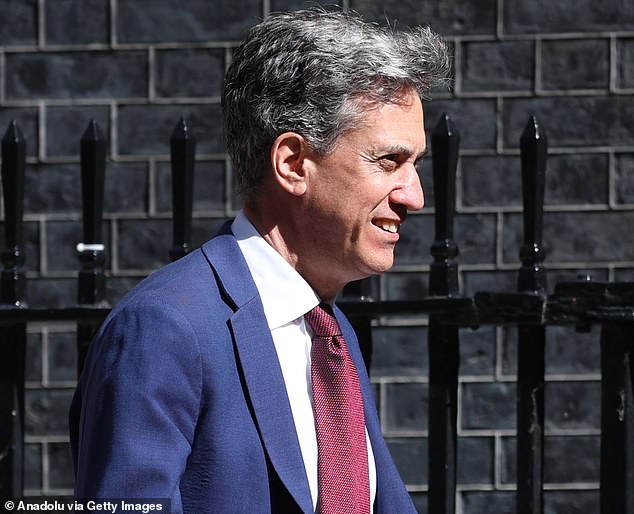 O chefe de um dos maiores sindicatos da Grã-Bretanha pediu a Andy Burnham que não nomeasse Ed Miliband (foto) como seu chanceler se ele se tornar primeiro-ministro