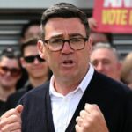 Andy Burnham vence eleição suplementar crucial no Reino Unido, em golpe para Keir Starmer