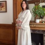 Anne Hathaway, 43 anos, está grávida do terceiro filho! A estrela de Devil Wears Prada revelou sua barriga em um anúncio do Instagram na sexta-feira, depois de detalhar a jornada 'complicada' para a maternidade