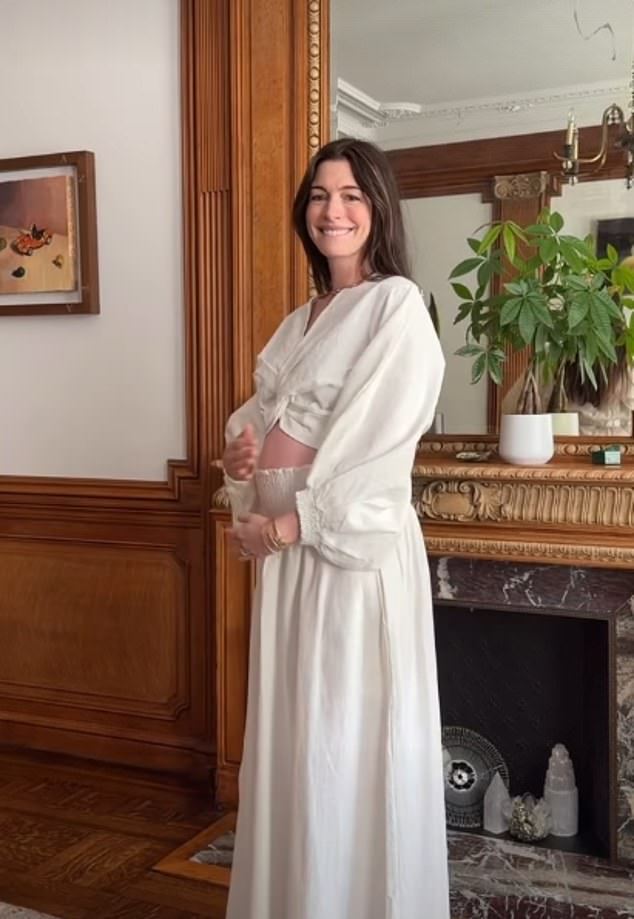 Anne Hathaway, 43 anos, está grávida do terceiro filho! A estrela de Devil Wears Prada revelou sua barriga em um anúncio do Instagram na sexta-feira, depois de detalhar a jornada 'complicada' para a maternidade