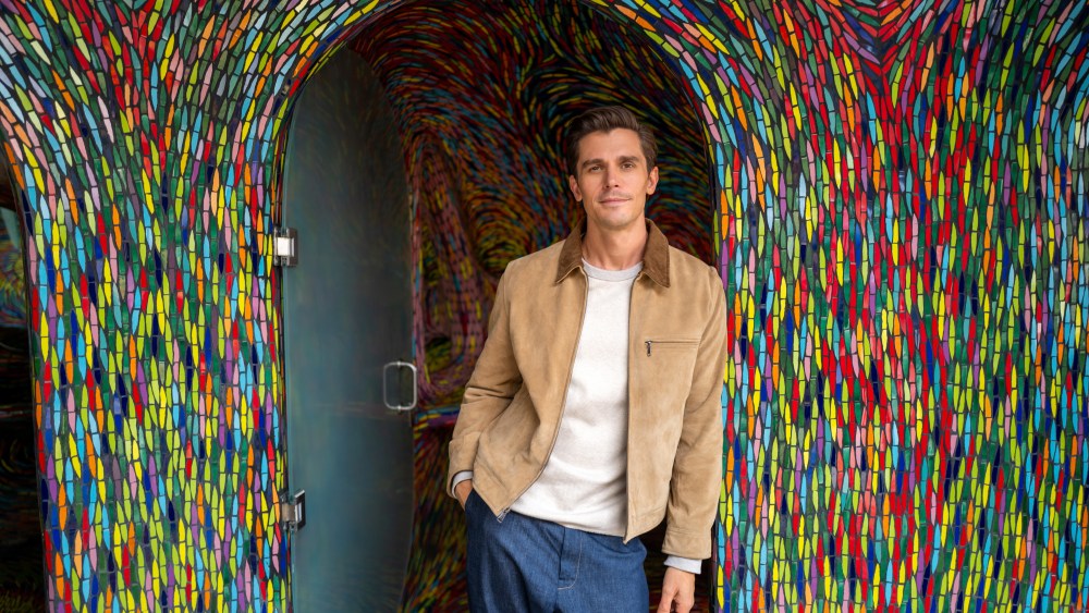 Antoni Porowski aborda o drama 'Queer Eye', encontrando a comunidade LGBTQ + em 'Best of the World' e por que ele ainda 'fica com mais perguntas do que respostas'