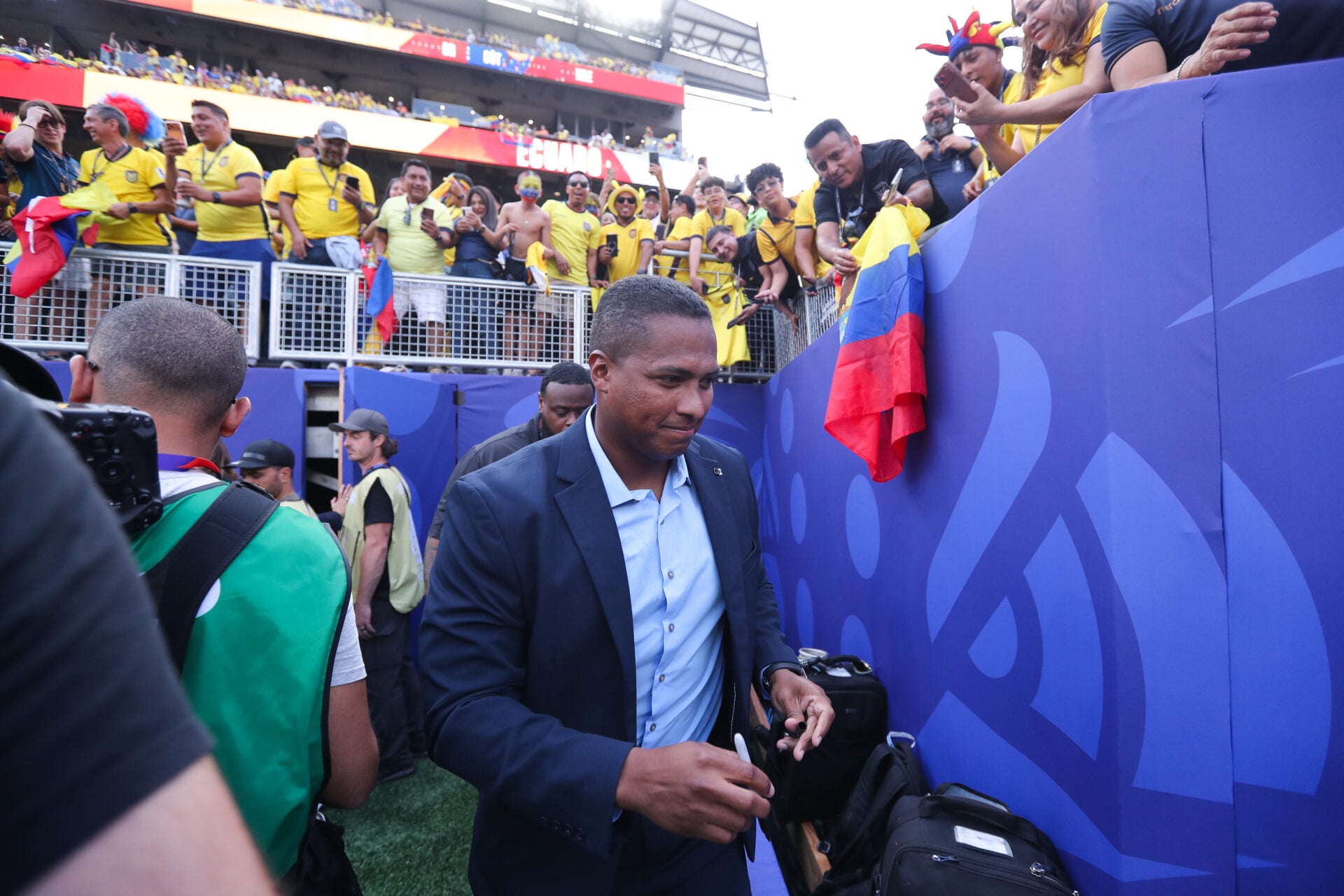 Antonio Valencia, ex-astro do Man Utd, pede desculpas aos torcedores equatorianos