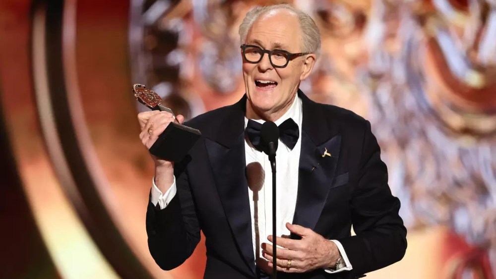 Aos 80 anos, John Lithgow faz história no Tony como o ator masculino mais velho e estabelece um recorde de 53 anos