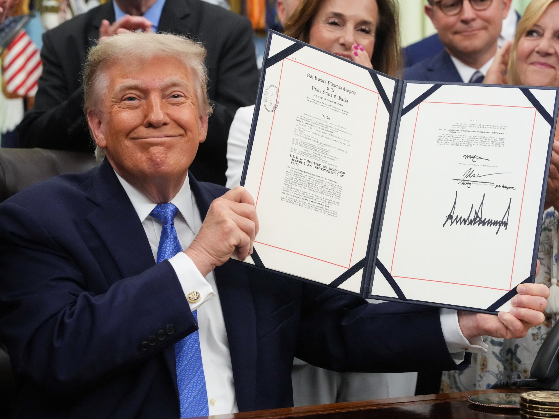 Após impasse democrata, Trump assina projeto de lei de imigração de US$ 70 bilhões