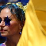 Líder do Partido da Independência do Reino Unido, Farage, posa durante o lançamento na mídia de um pôster do referendo da UE em Londres