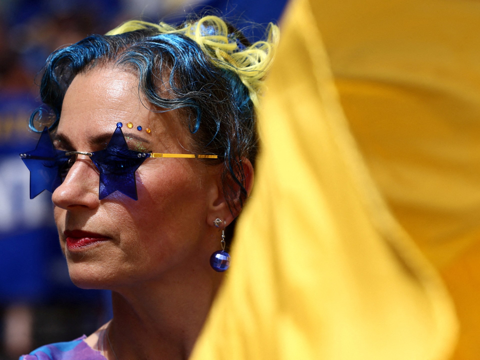 Líder do Partido da Independência do Reino Unido, Farage, posa durante o lançamento na mídia de um pôster do referendo da UE em Londres