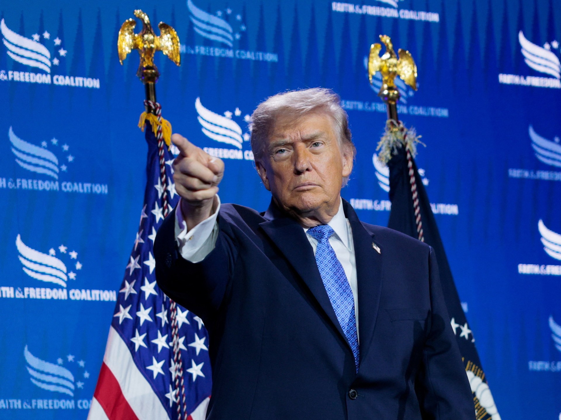 Após vitórias progressistas nas primárias dos EUA, Trump mira nos “comunistas ímpios”