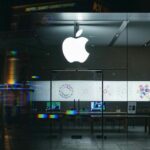 Apple concorda em revelar receita na Índia para evitar multa massiva de US$ 38 bilhões | Foto de uma Apple Store na França tirada com um prisma para efeitos coloridos