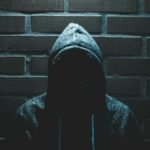 Apple trabalhando com a polícia britânica para combater roubo de iPhone | Foto mostra rosto escondido na escuridão por um moletom