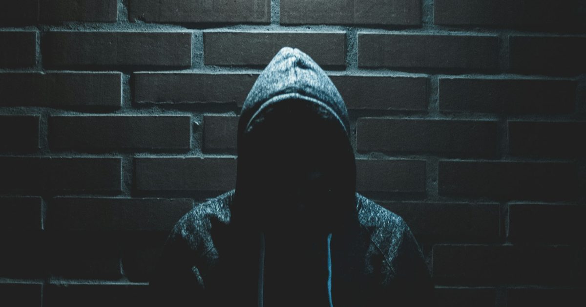 Apple trabalhando com a polícia britânica para combater roubo de iPhone | Foto mostra rosto escondido na escuridão por um moletom