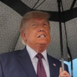 O presidente Donald Trump pára para falar com os repórteres após pousar no Aeroporto Regional de Reading em 23 de junho de 2026, em Reading, Pensilvânia.