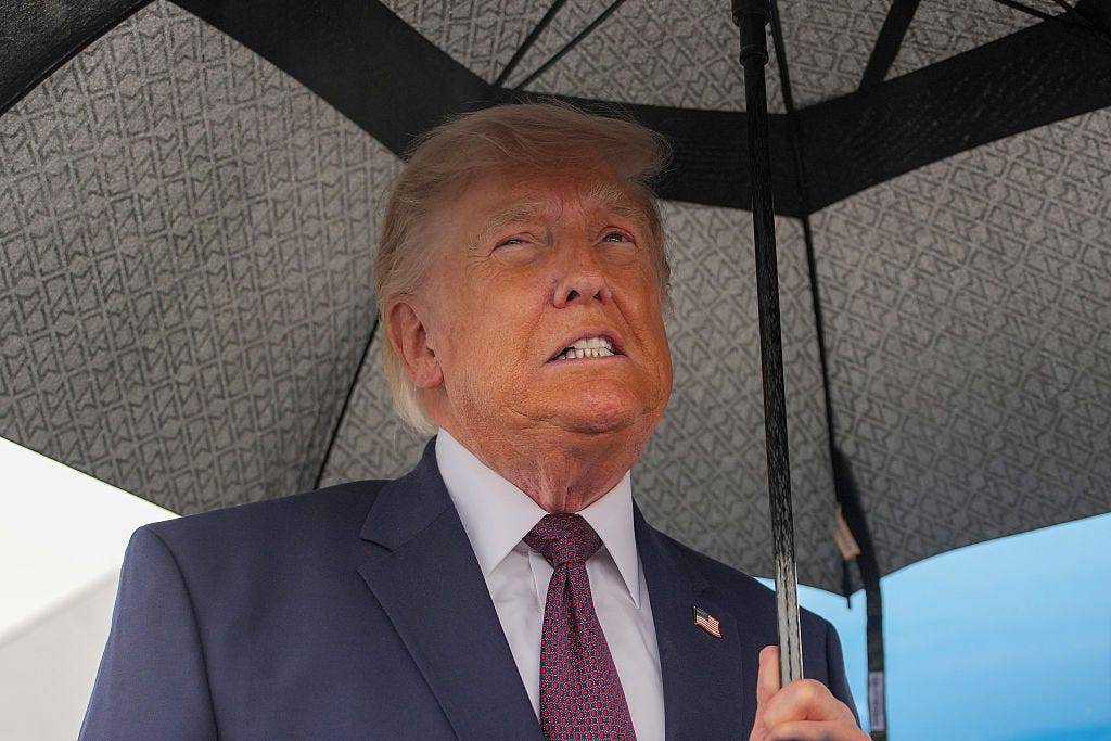 O presidente Donald Trump pára para falar com os repórteres após pousar no Aeroporto Regional de Reading em 23 de junho de 2026, em Reading, Pensilvânia.
