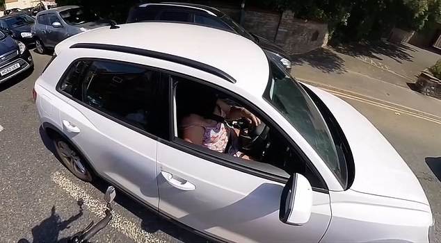 Este é o momento em que Adrian Chapmanlaw se torna um ‘pseudo policial’ – e para um motorista por verificar o Instagram enquanto dirige