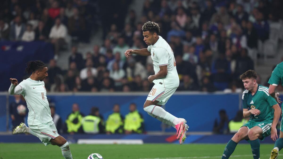 Aquecimento para a Copa do Mundo da FIFA: três gols de Michael Olise levam a França à vitória por 3 a 1 sobre a Irlanda do Norte