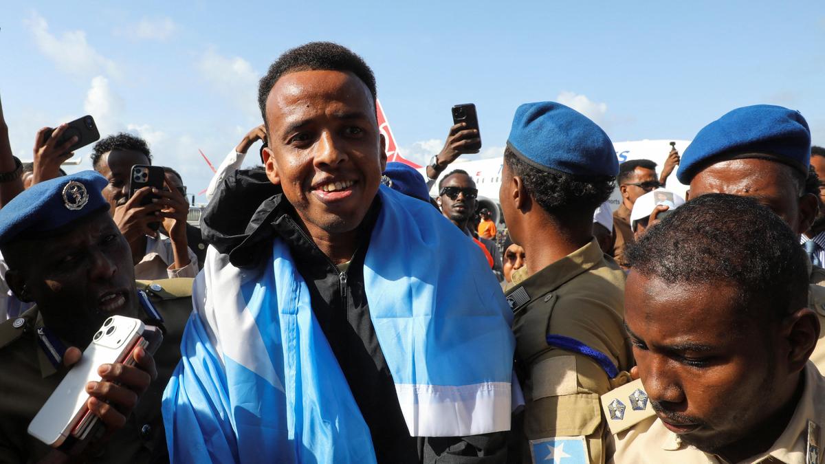 Árbitro somali da Copa do Mundo teve entrada negada nos EUA e chega em casa para ser recebido como herói