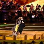 Ariana Grande apresentou o dueto de Judy Garland 'Get Happy / Happy Days' em 'Wicked: One Wonderful Night' com zoom