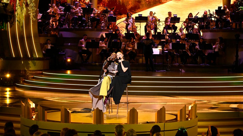 Ariana Grande apresentou o dueto de Judy Garland 'Get Happy / Happy Days' em 'Wicked: One Wonderful Night' com zoom