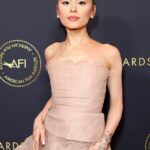 Ariana Grande, 32, criticou a Casa Branca esta semana depois que ela usou sua faixa Bye, de 2024, como pano de fundo para um clipe do TikTok divulgando as prisões feitas pelo Departamento de Imigração e Alfândega dos EUA (ICE). Na foto em janeiro em Los Angeles