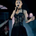 Ariana Grande retorna ao palco, com peculiaridades de estrela pop intactas