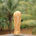 Artista cria troféu da Copa do Mundo de 'costela de coco' em Kerala