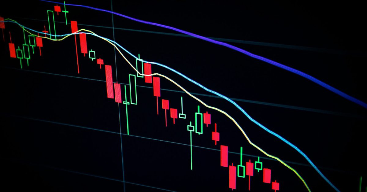 As ações da AAPL caem, mas é uma reação aos anúncios de IA | A foto mostra um gráfico de tendência descendente