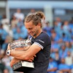 Alexander Zverev, da Alemanha, abraça o troféu após vencer a final masculina contra Flavio Cobolli, da Itália, no torneio de tênis do Aberto da França em Paris, domingo, 7 de junho de 2026. (AP Photo/Christophe Ena)