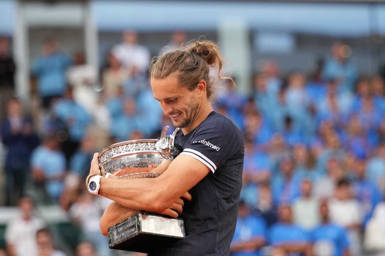Alexander Zverev, da Alemanha, abraça o troféu após vencer a final masculina contra Flavio Cobolli, da Itália, no torneio de tênis do Aberto da França em Paris, domingo, 7 de junho de 2026. (AP Photo/Christophe Ena)
